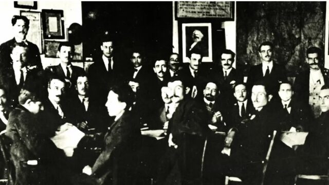 Αναζητώντας τις ρίζες του Δημοκρατικού Πατριωτισμού, Λουκάς Αξελός