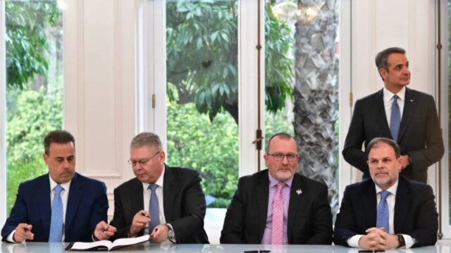 Υπεγράφησαν οι συμβάσεις παραχώρησης των 4 οικοπέδων στην κοινοπραξία Chevron-Helleniq Energy