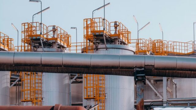 Ο ΟΠΕΚ+ τείνει προς την επανέναρξη αυξήσεων στην παραγωγή πετρελαίου από τον Απρίλιο