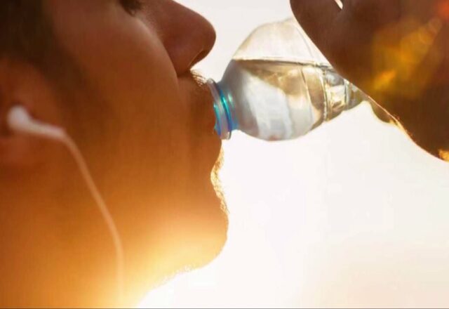 Όταν η δίψα μεταφράζεται σε πείνα: Τι συμβαίνει στο σώμα μας