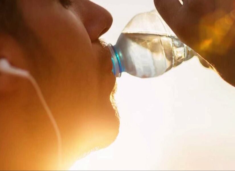 Όταν η δίψα μεταφράζεται σε πείνα: Τι συμβαίνει στο σώμα μας