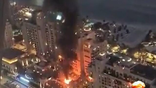 Φλέγονται τα Εμιράτα από μπαράζ ιρανικών πληγμάτων (video) – To Ιράν κλείνει τα Στενά του Ορμούζ