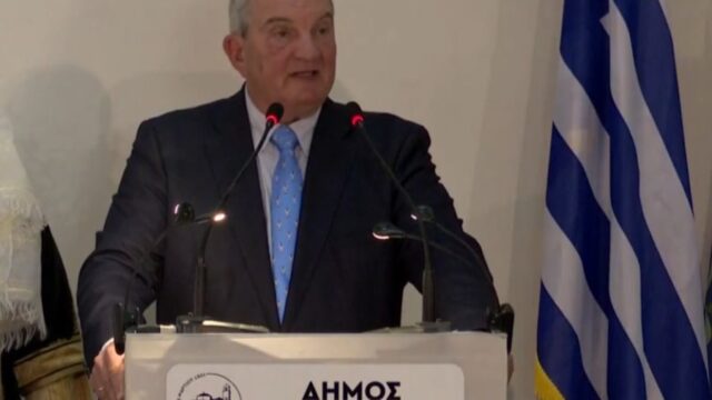 Την κυβέρνηση Μητσοτάκη έδειξε ο Καραμανλής για την απαξίωση των θεσμών