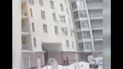 Η ανατριχιαστική στιγμή που αγοράκι πέφτει από τον 7ο όροφο και το σώνει ο θυρωρός