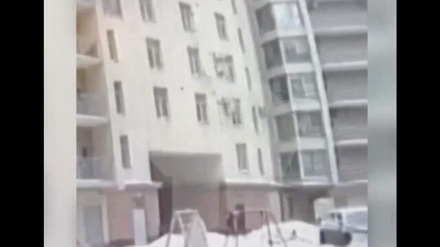 Η ανατριχιαστική στιγμή που αγοράκι πέφτει από τον 7ο όροφο και το σώνει ο θυρωρός