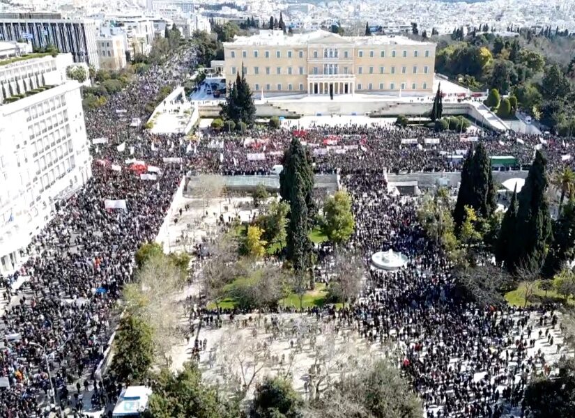 Τέμπη: Mαζικές συγκεντρώσεις σε όλη τη χώρα – Επεισόδια στο Σύνταγμα