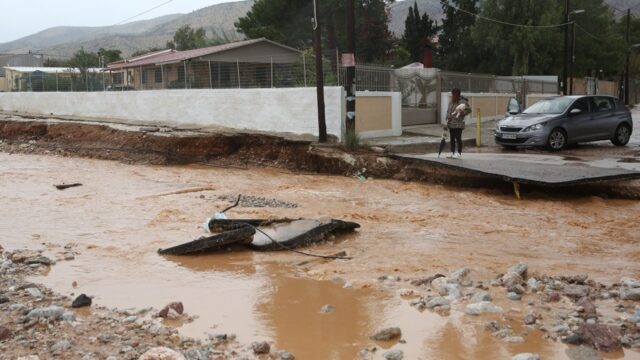 "Ποτάμια" οι δρόμοι στην Λάρισα λόγω της κακοκαιρίας – Εγκλωβισμένοι δεκάδες επισκέπτες στο Φαλακρό