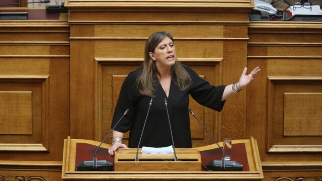 Σαλούν η Βουλή – Εκτός ορίων σύγκρουση Ζωής-Άδωνι (video)