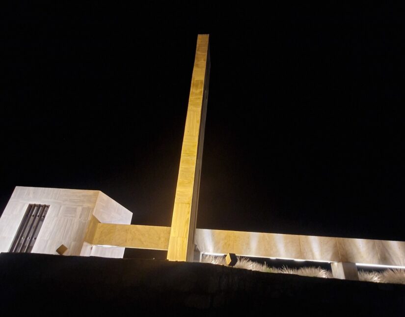 Έλαμψαν στο χρυσό χρώμα της ΦΛΟΓΑΣ τα εμβληματικά τοπόσημα του Δήμου Διστόμου – Αράχωβας – Αντίκυρας