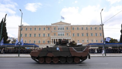 25η Μαρτίου: Σε εξέλιξη η μεγάλη στρατιωτική παρέλαση στην Αθήνα – Ένστολοι, άρματα και πλήθος κόσμου στο Σύνταγμα