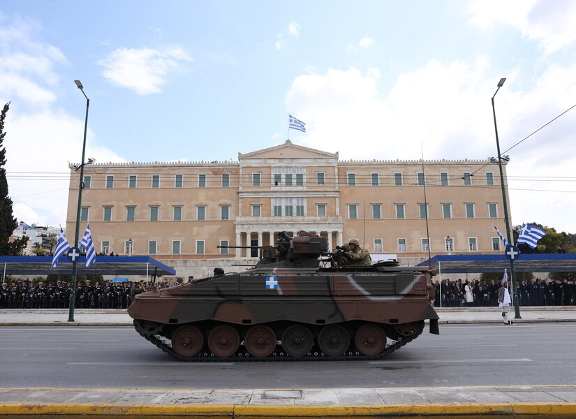 25η Μαρτίου: Σε εξέλιξη η μεγάλη στρατιωτική παρέλαση στην Αθήνα – Ένστολοι, άρματα και πλήθος κόσμου στο Σύνταγμα
