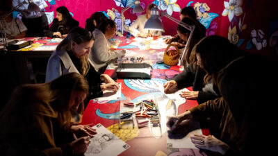 Ο αφρώδης οίνος Gancia γιόρτασε την γυναικεία δημιουργικότητα, με έμπνευση την Frida Kahlo.