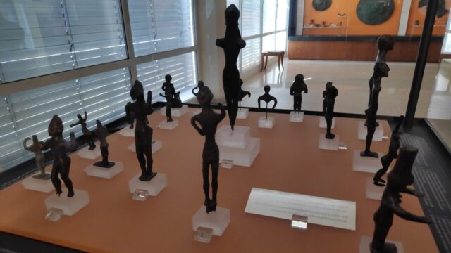 Οδοιπορικό στους πλημμυρισμένους από τουρίστες Δελφούς!