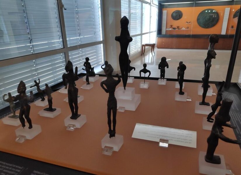 Οδοιπορικό στους πλημμυρισμένους από τουρίστες Δελφούς!