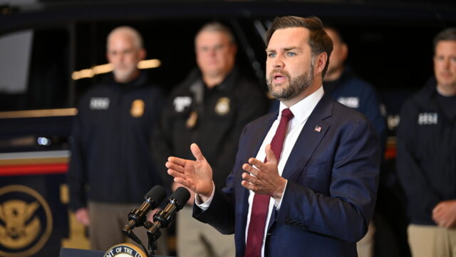 Η διπλωματική ακροβασία του Βανς στη Μέση Ανατολή