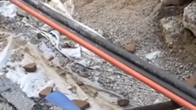 Πολύς κόσμος πάει στο Μοναστηράκι για να δει το αρχαίο ψηφιδωτό κάτω από σωλήνες νερού και καλώδια