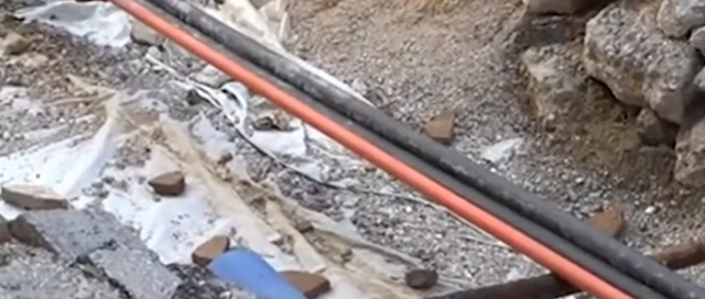 Πολύς κόσμος πάει στο Μοναστηράκι για να δει το αρχαίο ψηφιδωτό κάτω από σωλήνες νερού και καλώδια