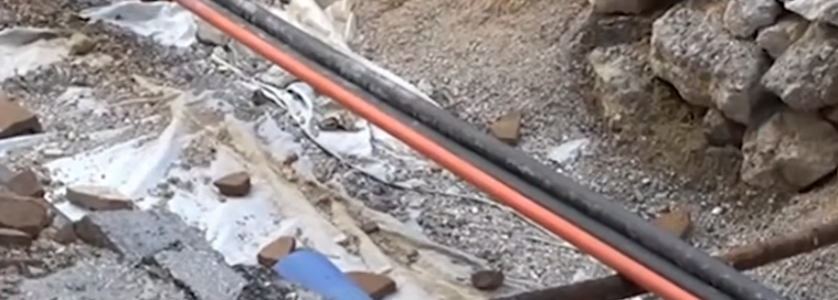 Πολύς κόσμος πάει στο Μοναστηράκι για να δει το αρχαίο ψηφιδωτό κάτω από σωλήνες νερού και καλώδια