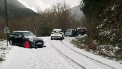 Ισχυρή χαλαζόπτωση σε Κορινθία και Ιωάννινα  – Αποκλεισμένα 30 ΙΧ