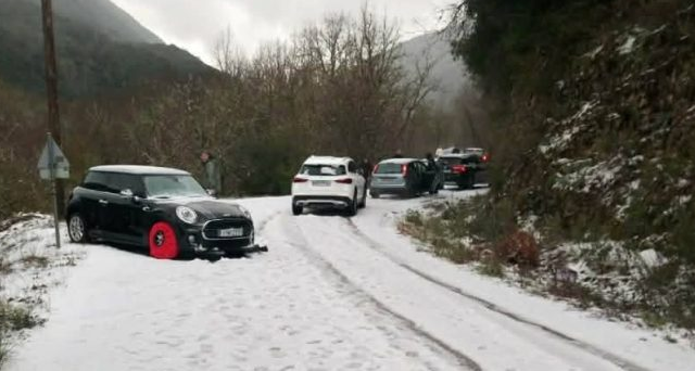 Ισχυρή χαλαζόπτωση σε Κορινθία και Ιωάννινα  – Αποκλεισμένα 30 ΙΧ