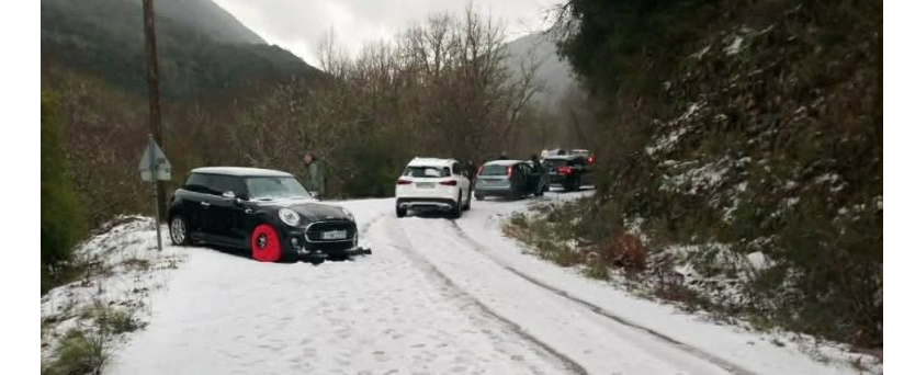 Ισχυρή χαλαζόπτωση σε Κορινθία και Ιωάννινα  – Αποκλεισμένα 30 ΙΧ
