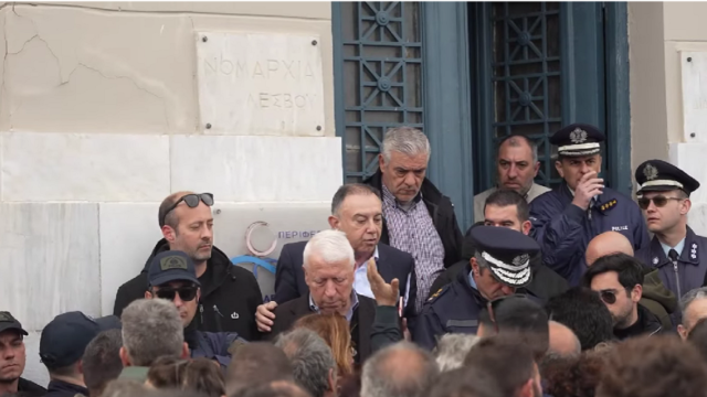 Λέσβος: Υπό δίωρη “πολιορκία” ο υφυπουργός Κέλλας – Φυγαδεύτηκε από την Αστυνομία