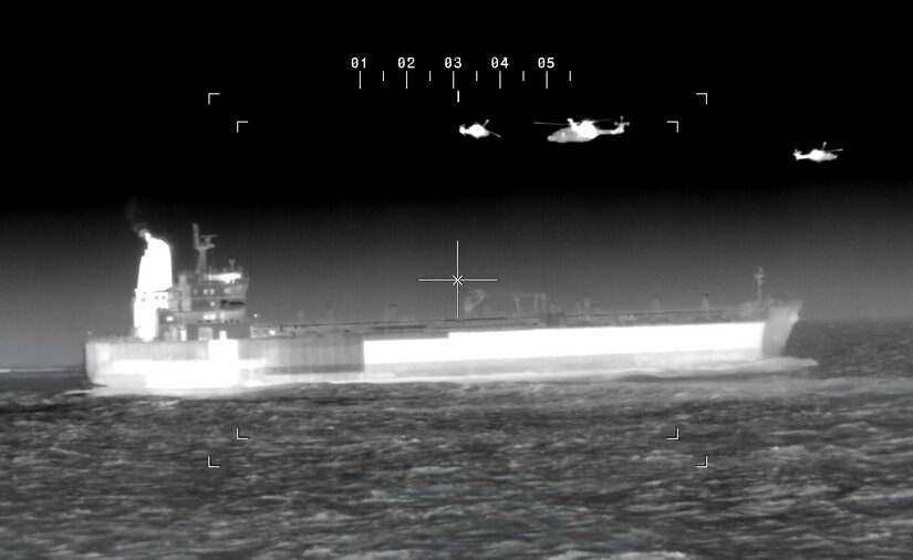 Ιράν: Θα καίμε ότι περνάει από το Ορμούζ – ΗΠΑ: Βυθίσαμε 10 πλοία τους – Τραυματίες Αμερικανοί στο Μπαχρέϊν