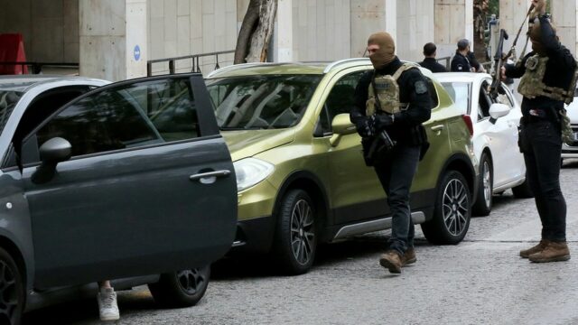 Ελεγχόμενη έκρηξη στο σακίδιο του Σουδανού που απειλούσε να αυτοανατιναχτεί στην ΓΑΔΑ