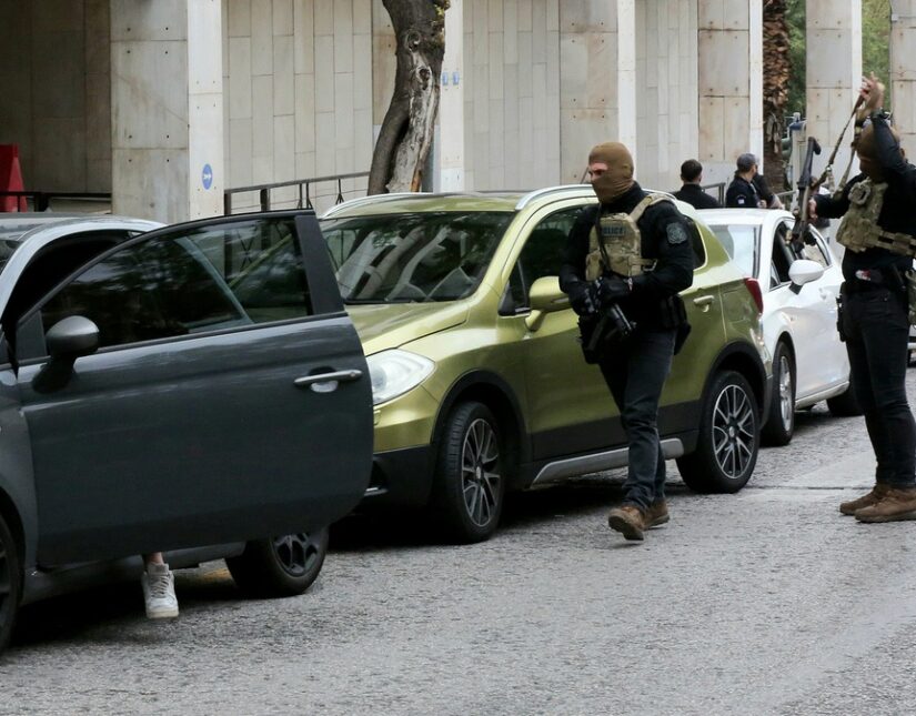 Ελεγχόμενη έκρηξη στο σακίδιο του Σουδανού που απειλούσε να αυτοανατιναχτεί στην ΓΑΔΑ