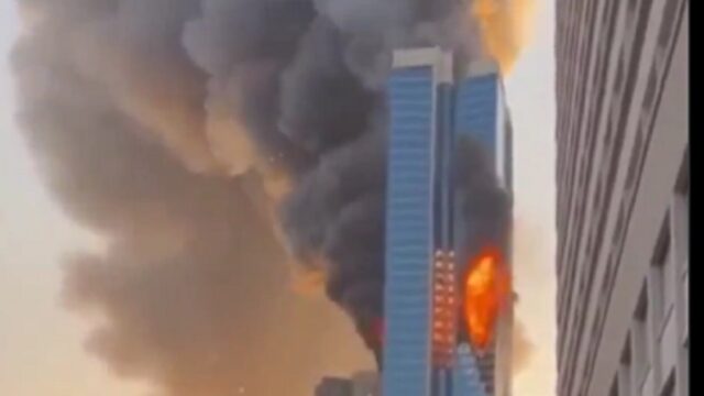 Τραυματίες Αμερικανοί από πλήγμα στο Μπαχρέιν (video) – Φλέγεται τάνκερ στο Ορμούζ – Πιέσεις για διπλωματική λύση