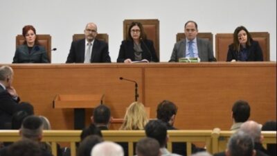 Μετ’ εμποδίων η δίκη για τα Τέμπη – Ένταση και οργή για την επιλογή της αίθουσας