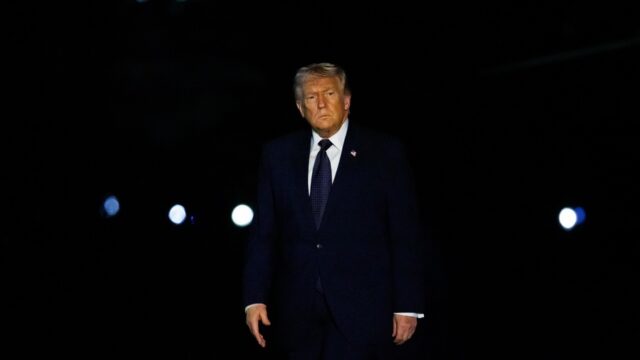 Διέξοδο από τον πόλεμο αναζητά ο Τραμπ, Βάνα Στέλλου