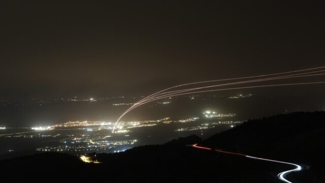 Νέα επίθεση Ιράν-Χεζμπολάχ στο Ισραήλ – Βομβαρδισμοί στην Τεχεράνη – Πόλη-φάντασμα το Ντουμπάι