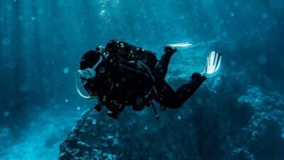 Βρέθηκε νεκρός ο πιλότος που χάθηκε σε κατάδυση στη Βουλιαγμένη – Τι είναι το “Πηγάδι του Διαβόλου”