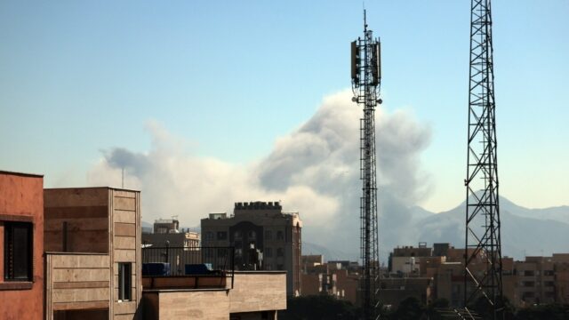 Το Ισραήλ πλήττει τον Λίβανο – Εκρήξεις στο Ιράν – Ριάντ: Πλήγμα στην πρεσβεία των ΗΠΑ