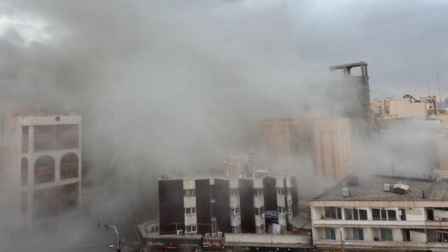 Στις φλόγες η Μέση Ανατολή – Παράδοση του Ιράν ζητά ο Τραμπ – Άλμα στην τιμή του πετρελαίου