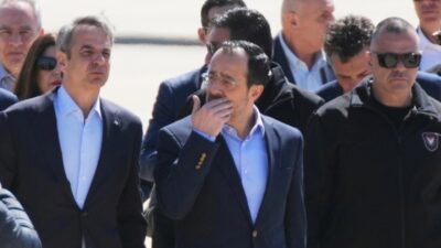 Στην Κύπρο ο Μητσοτάκης για συνάντηση με Χριστοδουλίδη – Σε λίγο η άφιξη Μακρόν