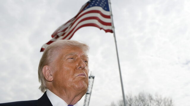 "Ξυπόλυτος" θα πάει ο Τραμπ στο Πεκίνο, Απόστολος Αποστολόπουλος