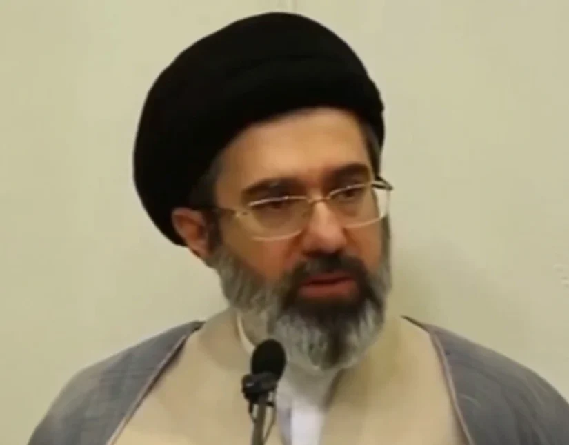 Το Ιράν έδωσε βίντεο με τον Χαμενεΐ – Τραμπ κατά ΝΑΤΟ – Αεροπλανοφόρο και πεζοναύτες στη Μέση Ανατολή