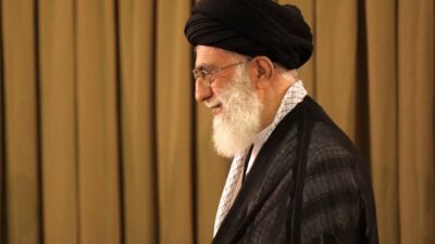 Το Ιράν επιβεβαιώνει τον θάνατο του Χαμενεΐ – Τραμπ: Αν αντιδράσετε, θα απαντήσουμε με πρωτοφανή δύναμη