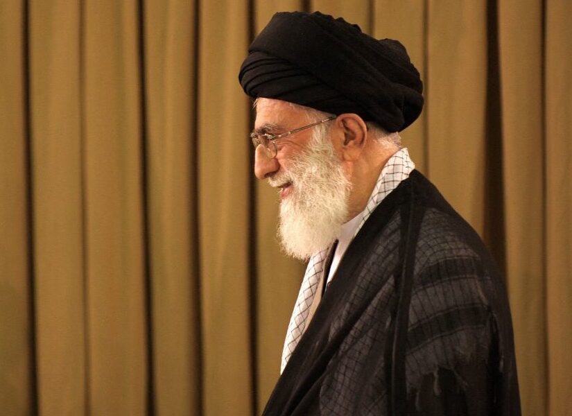 Επιβεβαίωσε το Ιράν τον θάνατο του Χαμενεΐ – Τραμπ: Αν αντιδράσετε, θα απαντήσουμε με πρωτοφανή δύναμη
