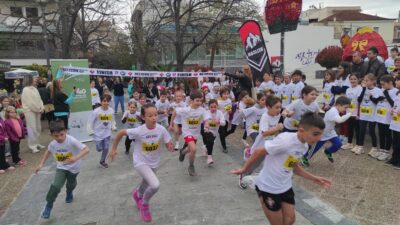 Μικροί μαθητές στο “KIDS RACE for ΦΛΟΓΑ” στο κέντρο της Λιβαδειάς για τα παιδιά με καρκίνο