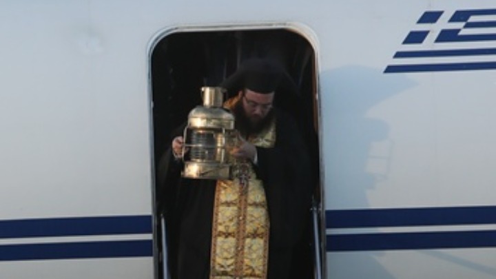 Με την AEGEAN θα ταξιδέψει το Αγιο Φως φέτος από τα Ιεροσόλυμα στην Κύπρο