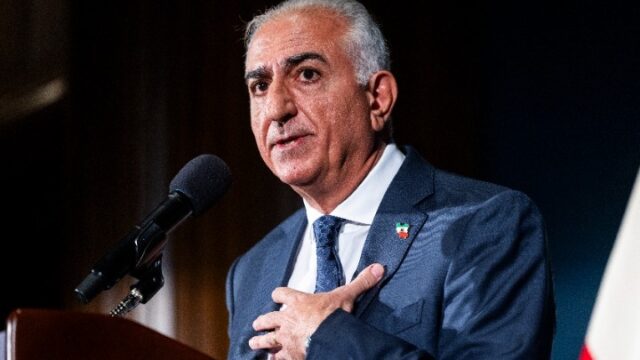 Πέταξαν ντομάτες στον Ρεζά Παχλεβί – Οργίσθηκε που δεν συνάντησε τον Μερτς