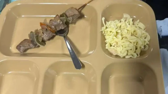 Το Πεντάγωνο διαψεύδει ότι οι ναύτες στο Abraham Lincoln πεινάνε