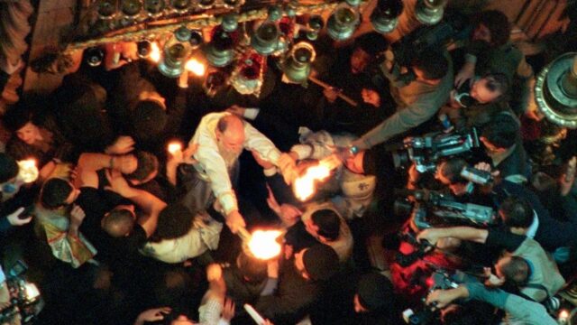 Στην Ελλάδα το Άγιο Φως – Αστυνομική βία κατά Παλαιστινίων Χριστιανών στα Ιεροσόλυμα