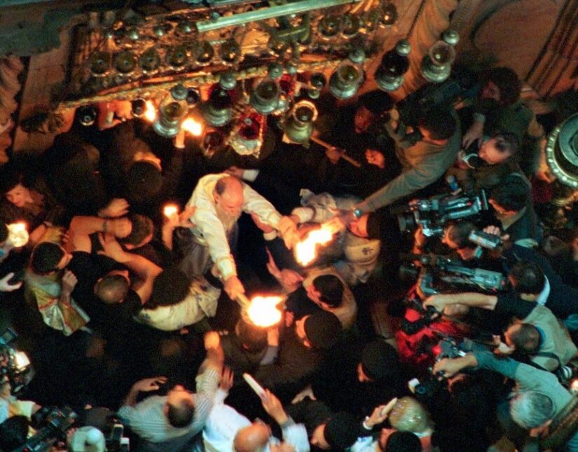 Στην Ελλάδα το Άγιο Φως – Αστυνομική βία κατά Παλαιστινίων Χριστιανών στα Ιεροσόλυμα