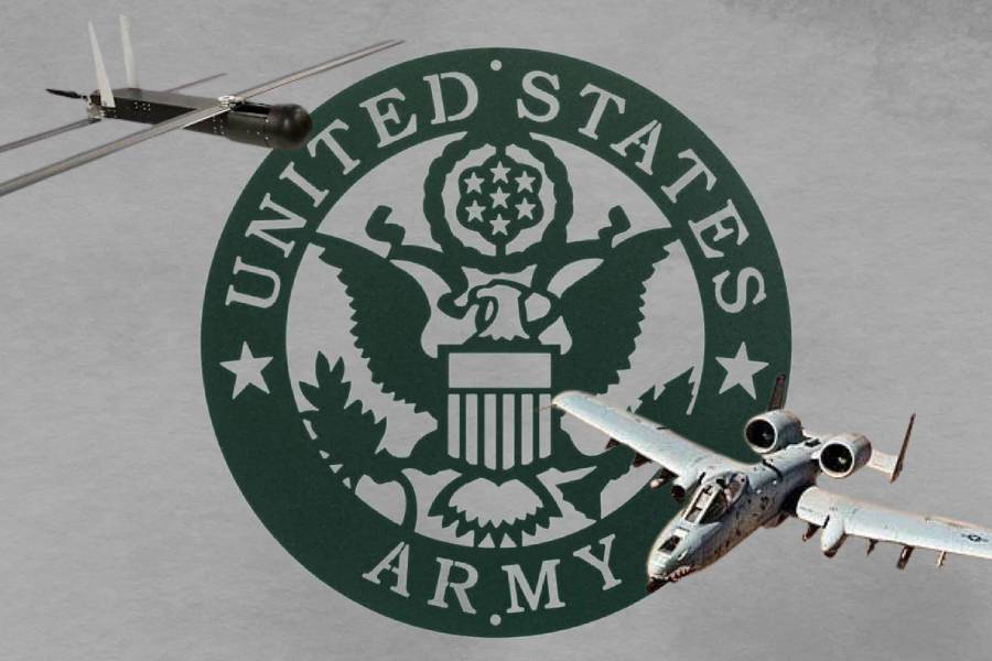 Στα δεξιά, A-10 Thunderbolt II. Στα αριστερά, το Raytheon Coyote είναι ένα μικρό, αναλώσιμο, μη επανδρωμένο σύστημα αεροσκαφών που κατασκευάστηκε από την εταιρεία Raytheon, με δυνατότητα λειτουργίας σε αυτόνομα σμήνη.