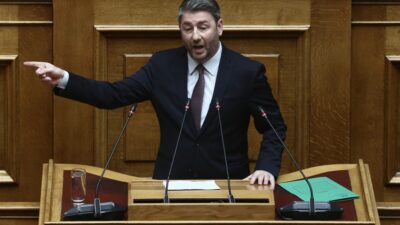 Mετωπική Ανδρουλάκη-κυβέρνησης – Παρακράτος και κότες! – Τί προκάλεσε την επίθεση της αντιπολίτευσης στο ΠΑΣΟΚ