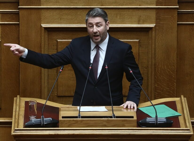 Mετωπική Ανδρουλάκη-κυβέρνησης – Παρακράτος και κότες! – Τί προκάλεσε την επίθεση της αντιπολίτευσης στο ΠΑΣΟΚ